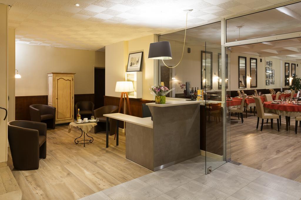 Logis Hotel Restaurant Les Cedres Joyeuse Esterno foto