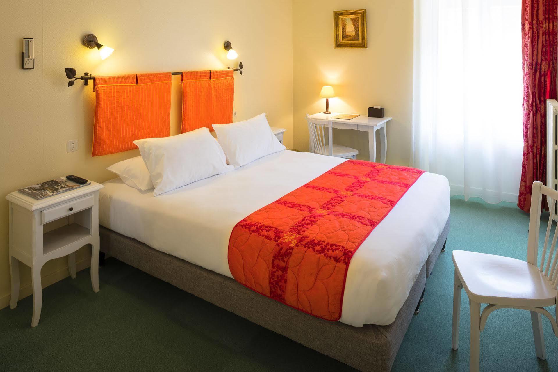 Logis Hotel Restaurant Les Cedres Joyeuse Esterno foto